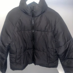 Fluffig vinter jacka  - Använd! Men ser ändå fin ut!  Är som en xs 