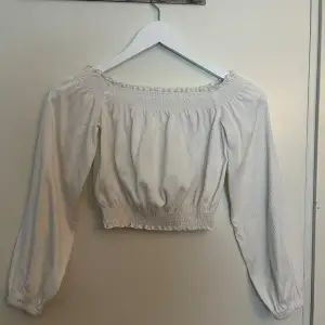 Jättefin vit off-shoulder tröja från H&M i storlek XS. Använd rätt många gånger, men ändå i väldigt bra skick. 