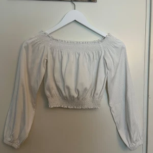 Off-shoulder tröja - Jättefin vit off-shoulder tröja från H&M i storlek XS. Använd rätt många gånger, men ändå i väldigt bra skick. 