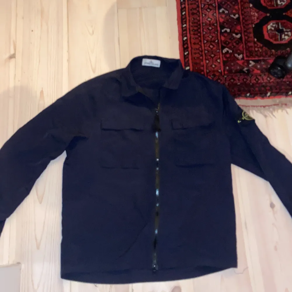 Riktigt snygg overshirt i storlek M köptes för 4500 på rea annars kåstar 5200 hör av dig om du har någon fundering 👍😁. Jackor.