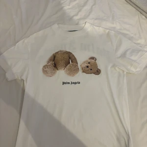 Palm Angels Teddy T-Shirt - Vit Palm angels Teddy t-shirt. Endast använd några få gånger. Toppskick! Köpt på Farfetch ny för ca 2400kr. Storlek S. Passar även M eftersom den är oversized.