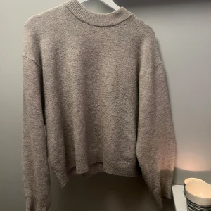 Stickad tröja - Beige stickad tröja. Använd men inte mycket! 