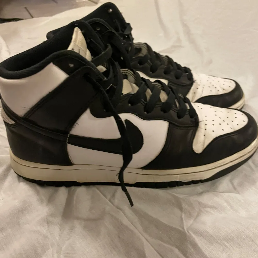 Nike dunk high panda Använt bra skick Stl 42,5 Finns i Ystad Pris kan diskuteras. Skor.