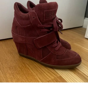 Isabell marent liknande skor - Vinröda isabel marent liknande skor I storlek 37, men passar mig som brukar ha 38. Köpta på plick och de första bilderna är lånade av den förra ägaren. Skriv vid frågor💕