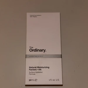 The Ordinary Natural Moisturizing Factors + HA - Säljer en oöppnad tub av The Ordinary Natural Moisturizing Factors + HA. Denna fuktkräm är perfekt för att återfukta huden med en lätt och icke-fet formula. Perfekt för daglig användning för att hålla huden mjuk och återfuktad. Köptes för ca 85kr 🤗