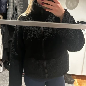 Pilejacka - Svart teddyjacka från hm i strl m. Köptes förra året och inte används sen dess.