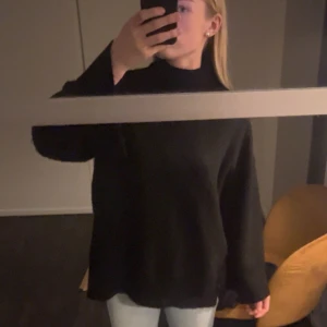 Stickad tröja  - Säljer min svarta stickade tröja i Xs från Lager 157, pga den är lite för lång för mig och har slits i armarna som jag inte gillar. Bra skick, lite tjockare material och skön. Sticks verkligen inte. Pris kan diskuteras 💓