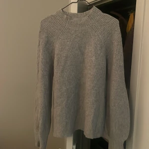 Cashmere tröja - Säljer min jätte fina cashmere tröjan pga att den inte kommer till användning. Jätte bra skick! Lite polo i modellen 💖
