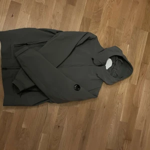Cp Company Jacka - Tjena! Vill nu sälja min as feta Cp Company jacka i storlek Medium. Har haft den sen sommaren började och känner inte att jag vill ha den längre! Kom privat om du vill ha fler bilder eller frågor!🤗🤗