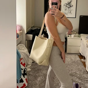 Väska från Pieces  - Säljer min beigea väska från pieces som jag köpte på Nelly. Använd ett fåtal gånger. Säljer för 200 kostar ordinarie 599💞💞