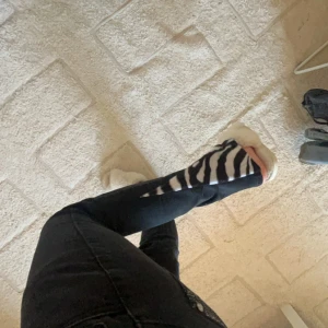 jeans - lågmidjade jeans med glitter och zebra detaljer