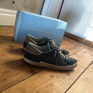 Phillipe model skor - Säljer dessa as feta och eftertraktade phillipe model skor. Priset går att diskuteras vid snabb affär! Box tillkommer!