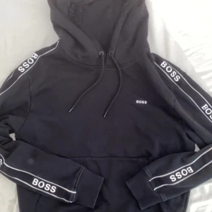 Boss hoodie  - Tjockare boss hoodie perfekt till kyligare dagar.❄️ nypris 2000kr! Mitt pris 600kr🤩 passar fint till en väst. Skick 10/10