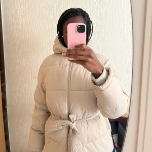 Knyt pufferjacka - Beige jacka från Nelly  som är slutsåld, nypris 799 men säljer för 200🤍 Väldigt bra och tjock dunjacka till vintern Pris kan diskuteras vid snabb affär  Mycket bra skick!