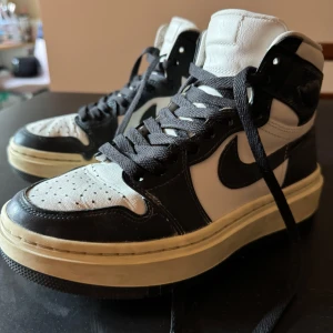Air Jordan 1 High Elevate Vit/svart - Air Jordan 1 High Elevate vit/svart, mycket gott skick endast använda ett fåtal gånger. Nypris 1700 kr. 300 kr eller högstbjudande.