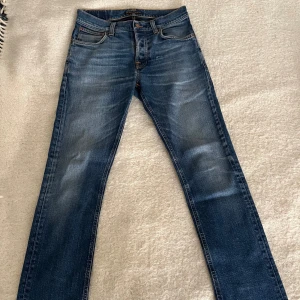 NUDIE JEANS GRIM TIM - Färg Blå Storlek 32/30 Skick 7/10  Modell: GRIM TIM  
