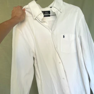 Ralph Lauren Oversize Skjorta - Vit Ralph Lauren skjorta strl XL. Jag är strl S. Kan använda som snygg oversize eller åtsittandes. Helt fläckfri/super bra skick. Passar både man/kvinna. Vill bli av med asap, kan posta eller mötas i Stockholm 🤍 