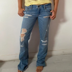 Lågmidjade slitna jeans - Lågmidjade slitna jeans i storlek W26 L35