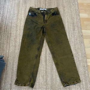 polar skate co. jeans - Säljer dessa polar skate 93’s då de inte min stil längre. Dem är köpta på junkyard för 1100:-. Lite scuffed längs ner annars bra skick. pris går att diskutera.
