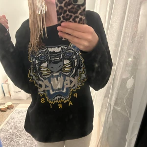 Kenzo tröja - Säljer min killes kenzo tröja då han aldrig använder den, jätte snygg och typ aldrig använd☺️ Passar både xs/s men även m