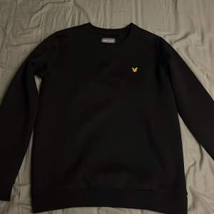 LYLE&SCOTT Hoodie helt ny inte använd en ändå gång, skick 10/10 säljer den pågrund av att jag inte använder den längre även för liten för mig. Färg svart, storlek s. Kan gå ner i pris vid snabb affär.