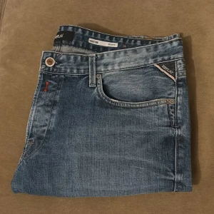Jeans  - Replay Waitom regular fit , W/38 L/34. Bra skick.