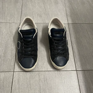 Phillipe modell skor - Hej! Vi säljer nu dessa väldigt snygga Phillipe modell skor | endast små difekter | skick 8/10 | säljs nu för endast endast 1499kr! | modellen bär storlek 40 men passar 41 | vid ytterligare funderingar hör av er!