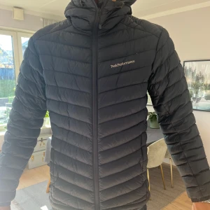 Peak performance jacka stl. M - Dunjacka frost down från peak performance. Marinblå. Ett år gammal, inga defekter. Fint skick Stl. M herr. 