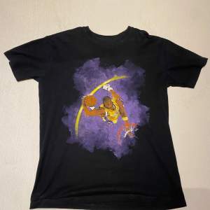 Kobe Bryant t-shirt I mycket bra skick, inga hål eller defekter. Säljer då jag inte använder den längre. OBS: Den har ganska baggy fit så den passar som en storlek större.