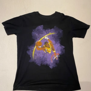 Kobe Bryant t-shirt - Kobe Bryant t-shirt I mycket bra skick, inga hål eller defekter. Säljer då jag inte använder den längre. OBS: Den har ganska baggy fit så den passar som en storlek större.