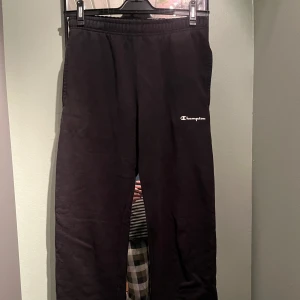 Champion mjukisbyxor svarta - Champion mjukisbyxor svarta, använda men inga synliga defekter. 