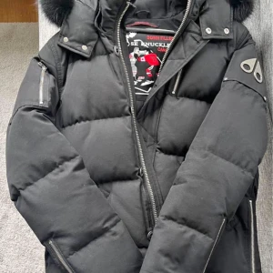 Moose knuckles vinterjacka. Strl S - Sitter för tight på mig. Använd en vinter. Kvitto och allt finns och medföljer!