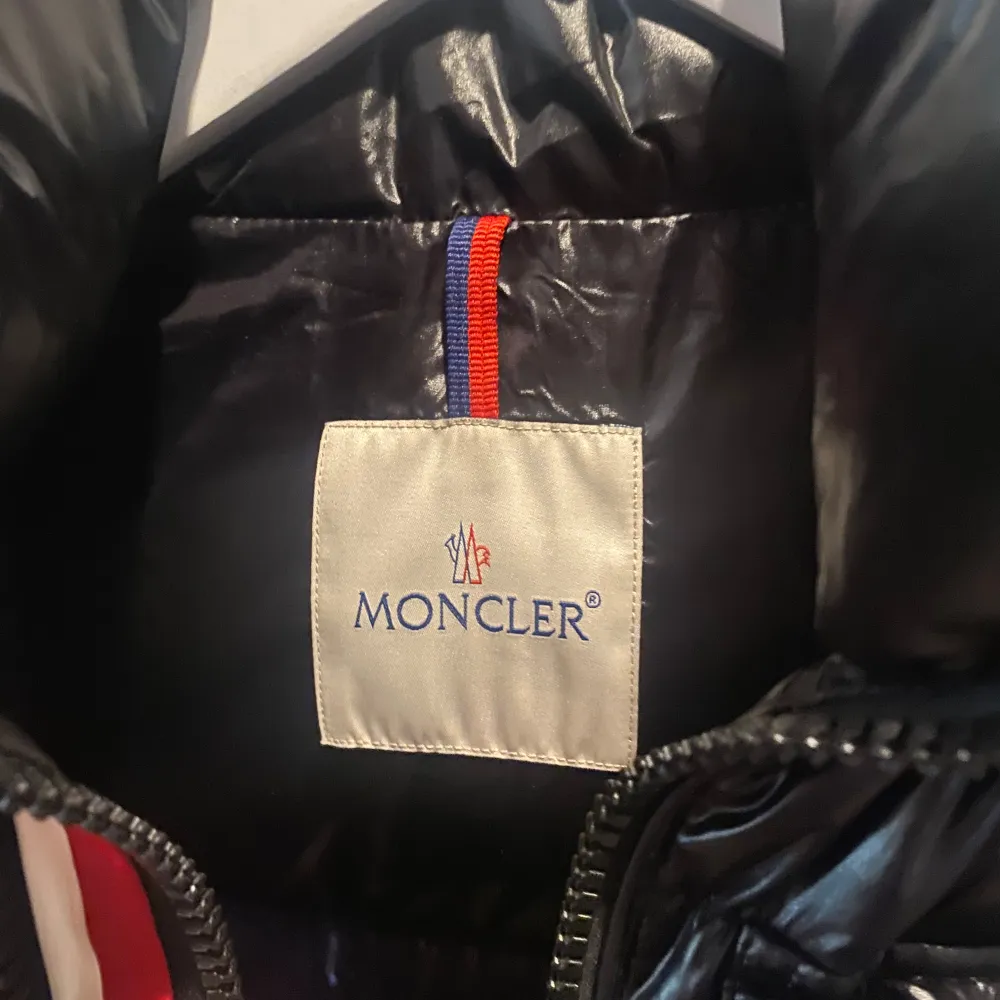 En väldigt fin Moncler jaka använd bara få tal gånger då den är stor för mig  Storlek 1 Ny pris:(20.000)kr. Jackor.