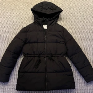 Jacka Selected Femme - Dunjacka från Selected Femme i mycket bra skick, inga defekter eller liknande. 