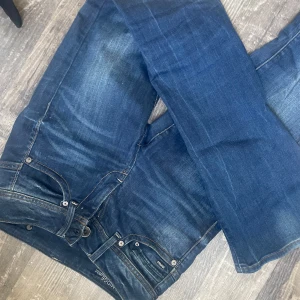 Bootcut jeans  - Säljer dessa trendiga bootcut jeans från G-star. Det står att de är mid-waist, men skulle mer säga att de har en lågmidjad passform! Inga defekter och i väldigt bra skick😊