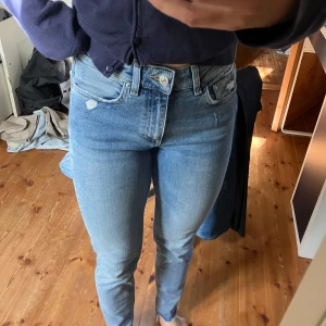 High waist jeans - Jeans med hög midja i mycket bra skick. 