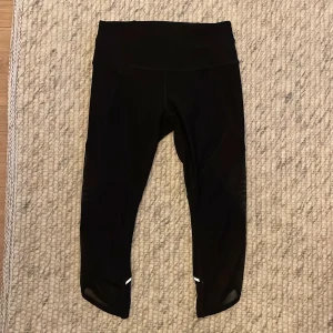 Svarta träningsleggings - Säljer ett par svarta träningsleggings i bra skick. De är tighta och har meshdetaljer som ger extra ventilation. Perfekta för gymmet eller löprundan!