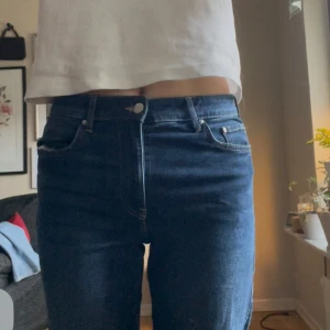 Mörkblå jeans - Säljer ett par snygga mörkblå jeans i klassisk stil. De har en normal passform och är midwaist, vilket gör dem superbekväma för vardagsbruk. Perfekta för både höst och vår! bootcut