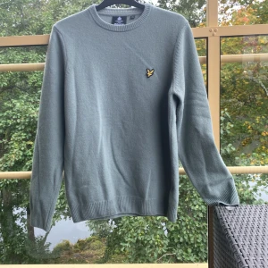 Lyle and scott tröja - Tjena säljer dena feta lyle and scott tröjan i 100% ull ny pris 900kr säljer för 400 kan diskuteras, den är i bra skick och har använts några gånger👍