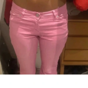 Rosa jeans - Säljer de perfekta rosa lågmidjade, bootcut jeansen! De är så himla fina men är lite långa på mig och därför säljer jag💞💞passar mig som har s