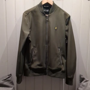 Lyle & Scott jacka - Lyle & Scott i näst intill nyskick. Säljer för att den är för liten på mig.