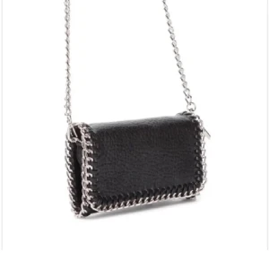 Tiamo väska - Svart tiamoväska, supersnygg handväska i den lilla varianten. De kostar 500 ny men säljer för 250! Inga defekter och den är inte rostig. Skriv privat för fler bilder.