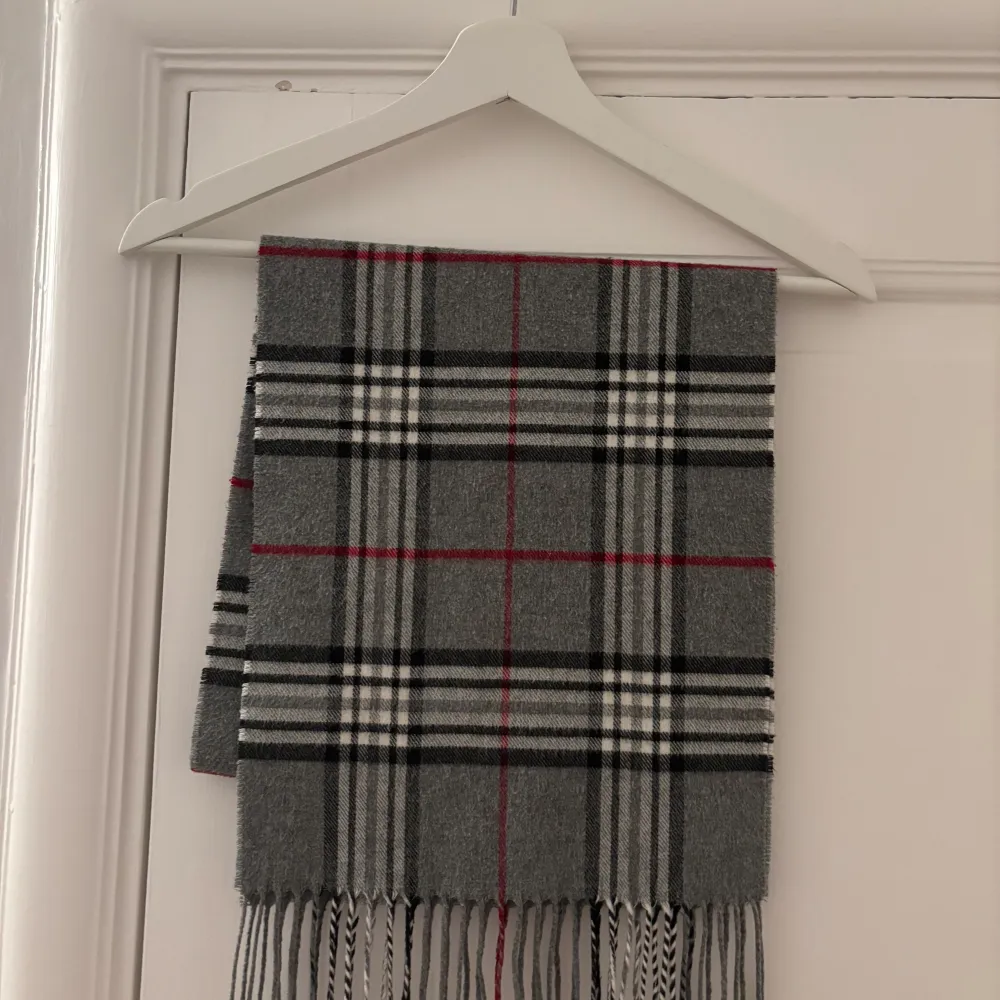 Stilren Burberry liknande halsduk. Skick: 9/10. Fråga på!. Accessoarer.