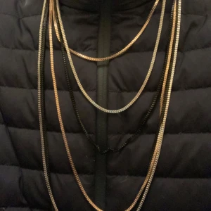 Gemini halsband  - En mycket fin halsband från Gemini. Det är massa olika i en och den skiner verkligen. Skriv ifall du undrar någoting.