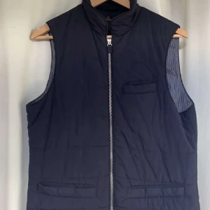 Stenströms väst - Säljer nu denna väst ifrån Stenströms i mycket fint skick. Storlek S. Inga defekter eller liknande. Nypris ligge runt 2500kr, säljer den nu för 799kr! Hör av dig vid funderingar. Mvh Ville🙌