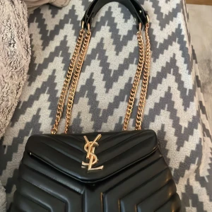 YSL väska - Ysl väska . Känd och trendig passar till allt💓 kom med prisförslag, det är en doupe lite smutsig innanför vid fler bilder skriv❤️