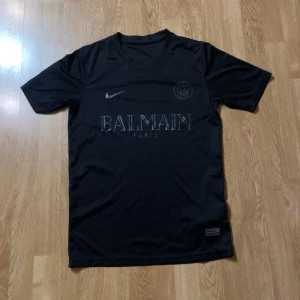 Balmain  - vill inte ha den längre bra skick. Storlek är S passar till M också 