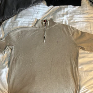 Hilfiger half zip - Säljer en half zip från Tommy hilfiger i jättebra skick storlek L  Pris kan diskuteras vid snabb affär