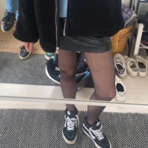 Skinn kjol - Skinn kjol ifrån zara med prislappen kvar. Det är skorts alltså kjol fram o shorts bak.