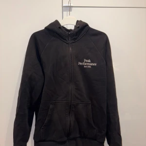 Peak performance hoodie - Säljer min peak performance zip Hood ur för att den inte kommer till användning, lite solblekt. Hör av dig vid funderingar.